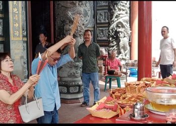 Warga Tionghoa di Asahan Sembahyang di Klenteng Hian Then Siong Tie