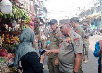 Satpol PP Tertibkan Pedagang yang Jualan di Atas Badan Jalan