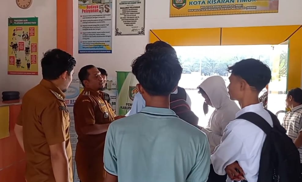 Aksi demo soal CSR dan limbah.
