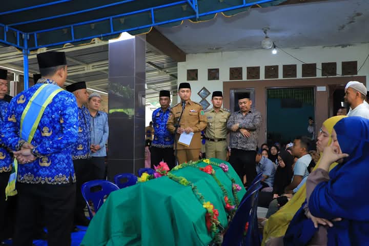Bupati Labura, Dr Hendri Yanto Sitorus menjadi Irup pelepasan jenazah Junaidi Hamzah, Kasi Trantib Kecamatan Kualuh Hulu.