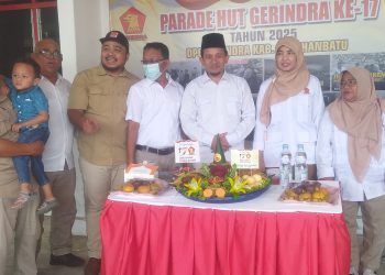 Ketua DPC Partai Gerindra Labuhanbatu Abdul Karim Hasibuan SH MH (tengah) saat berfoto bersama di acara HUT ke-17 Partai Gerindra.