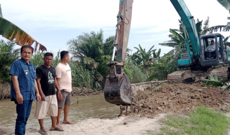 Camat Meranti Tinjau Normalisasi Sungai Sei Sikasim Sepanjang 1 Km