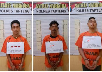 Ketiga tersangka saat berada di kantor polisi.