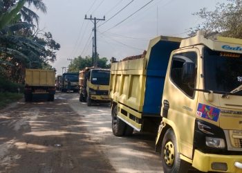 Warga Larang Truk Pengangkut Galian C Beroperasi di Tanjung Alam