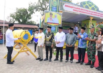 Bupati dan wakil bupati memukul gong pertanda MTQ Ke-X dan FSQ Ke-VIII Tingkat Kecamatan NA IX-X dibuka