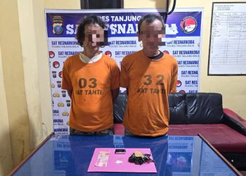 Kedua tersangka saat di kantor polisi.