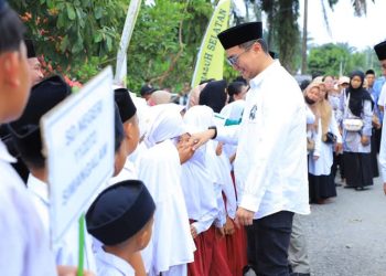 Bupati Labura, Dr. Hendri Yanto Sitorus, disambut siswa saat menghadiri MTQ Ke-XI dan FSQ Ke-X di Desa Simangalam, Rabu (12/2/2025)