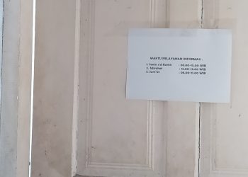 Pengumuman di pintu ruangan kepala dinas Kominfo Labuhanbatu.