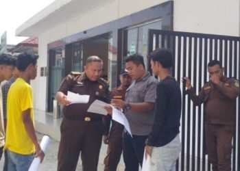 Sejumlah mahasiswa saat melakukan aksi damai di Kantor Kejaksaan Negeri Labuhanbatu.