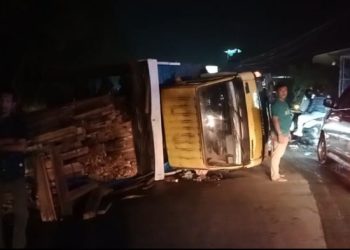 Ban Pecah, Truk Pengangkut Kayu Terguling di Asahan