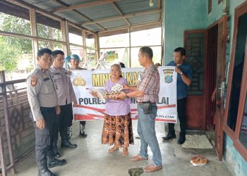 Polres Tanjungbalai Berbagi Kasih Kepada Warga