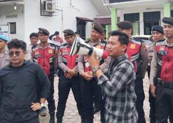 Mahasiswa yang menggelar aksi demo.