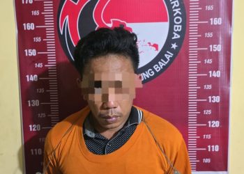 Tersangka saat di kantor polisi.