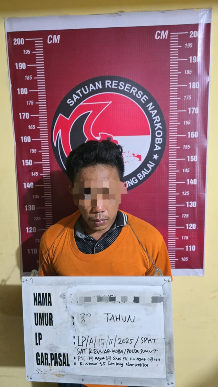 Tersangka saat di kantor polisi.