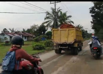 Aktivitas truk pengangkut galian C.