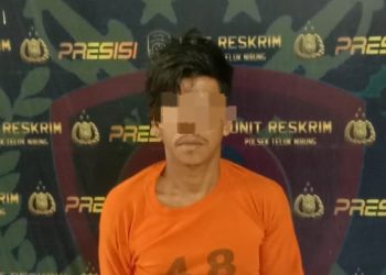 Tersangka saat di kantor polisi.