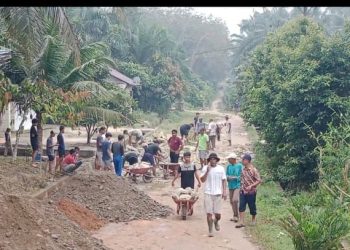 Warga Pondok Bungur Patungan Beli Batu untuk Perbaiki Jalan