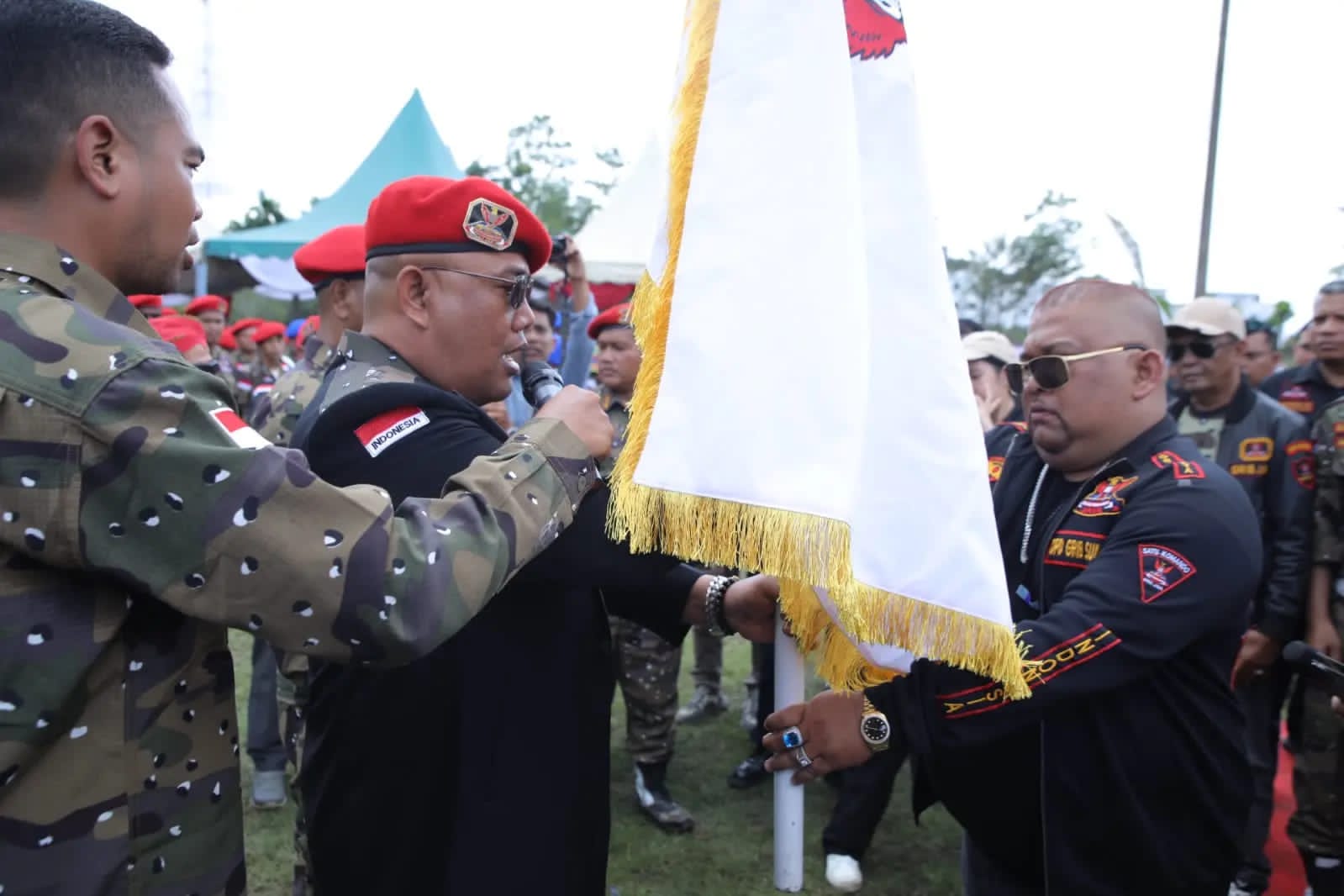 Penyerahan pataka saat pelantikan Grub Jaya Asahan.