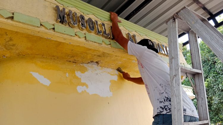 Jelang Ramadan, Warga Dusun XI Gotong Royong Bersihkan dan Mengecat Mushola