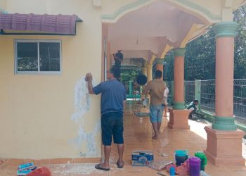 Jelang Ramadan, Warga Dusun XI Gotong Royong Bersihkan dan Mengecat Mushola