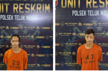 Kedua tersangka saat di kantor polisi.