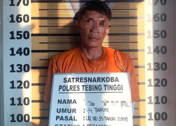 Tersangka saat di kantor polisi.