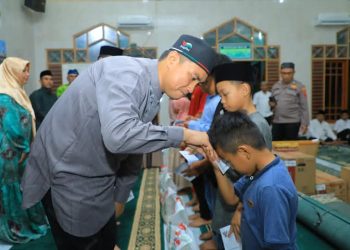 Bupati Labura, Hendriyanto Sitorus, memberikan santunan kepada anak yatim