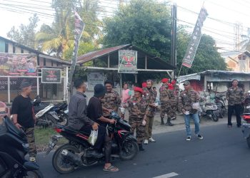 Keren, PAC GRIB Jaya di Asahan Berbagi Takzil dan Atur Lalu Lintas