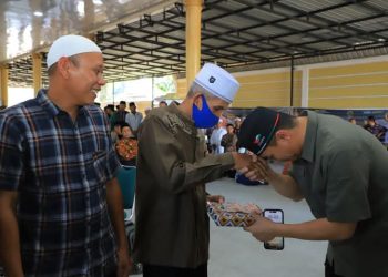 Guru Maghrib Mengaji, Nazir Masjid, dan Bilal Mayit Terima Tali Asih