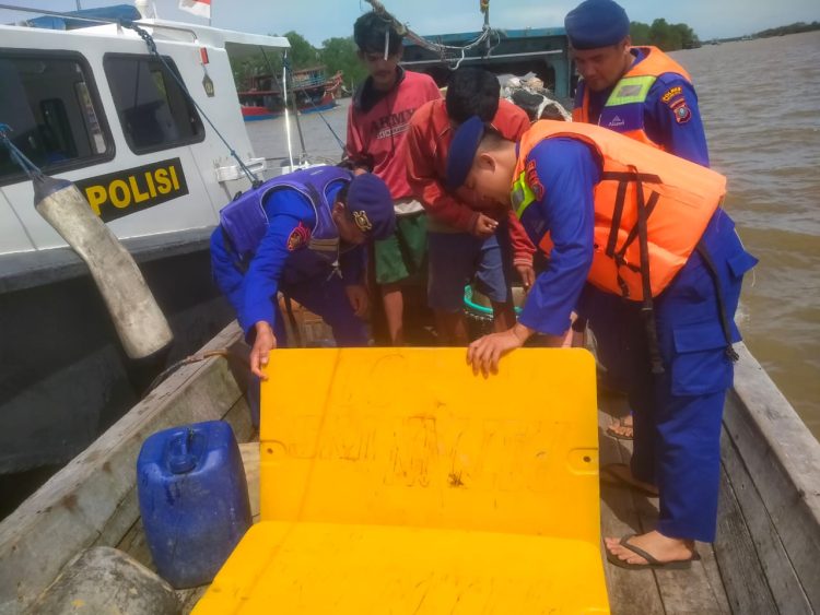 Sat Polairud Polres Tanjungbalai Kejar dan Periksa Kapal Tanpa Nama