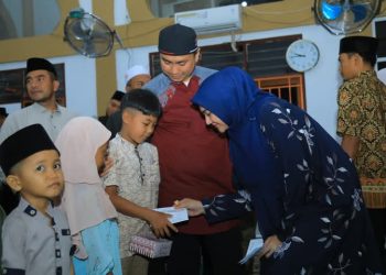 Bupati Labura, Hendriyanto Sitorus, didampingi istri menyerahkan bantuan