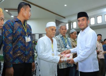 Wakil Bupati Labura, H. Samsul Tanjung, menyerahkan bantuan kepada guru maghrib mengaji, nazir masjid dan bilal mayit