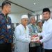 Wakil Bupati Labura, H. Samsul Tanjung, menyerahkan bantuan kepada guru maghrib mengaji, nazir masjid dan bilal mayit