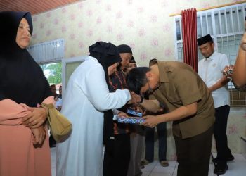 Hendriyanto Sitorus menyerahkan tali asih kepada guru maghrib mengaji.