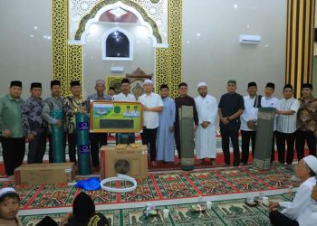 Pengurus Masjid Al Huda Baitussalam, Desa Sonomartani, Kecamatan Kualuh Hulu, menerima bantuan dari Pemkab Labura.