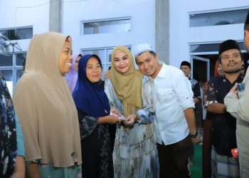 Bupati Labura, Hendriyanto Sitorus, memberikan tali asih.