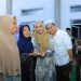 Bupati Labura, Hendriyanto Sitorus, memberikan tali asih.