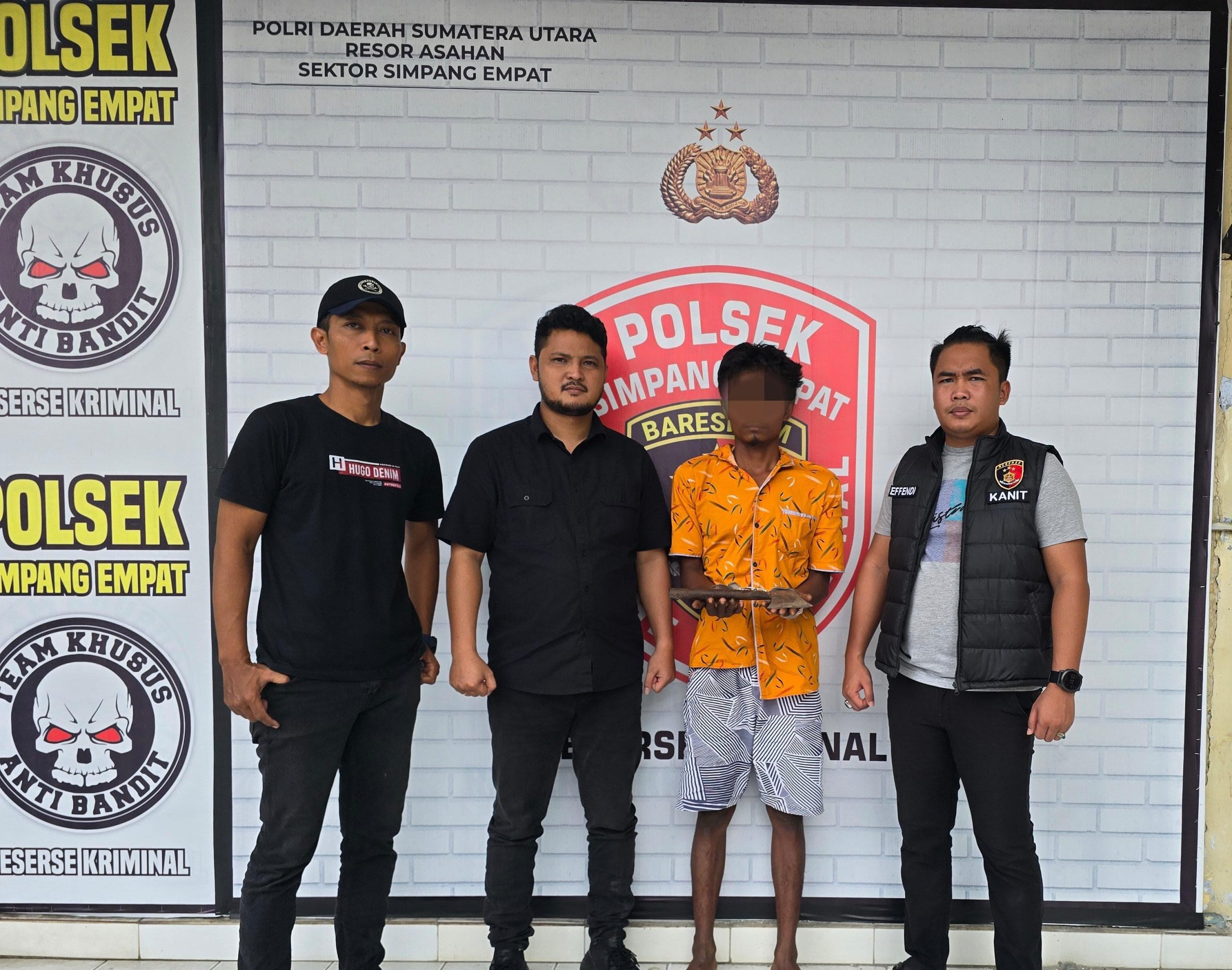 Tersangka saat di kantor polisi. 