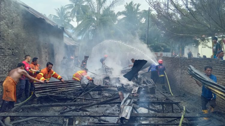 Dua Rumah Warga di Air Joman Asahan Terbakar, Ini Videonya