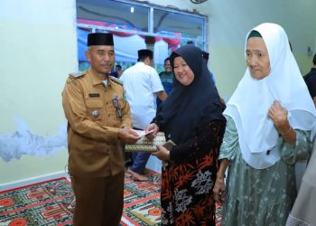 Camat Kualuh Hilir, Adaman Sitorus, menyerahkan tali asih.