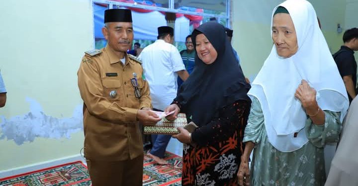 Camat Kualuh Hilir, Adaman Sitorus, menyerahkan tali asih.