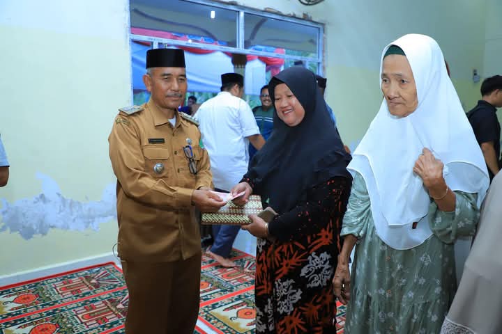Camat Kualuh Hilir, Adaman Sitorus, menyerahkan tali asih.