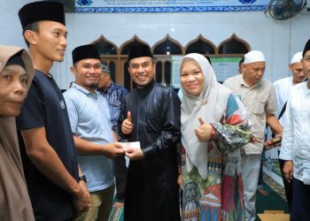 Wakil Bupati Labura, H. Samsul Tanjung, menyerahkan tali asih