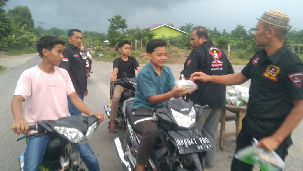 PAC GRIB Jaya Bantu Pane Bagi Takjil untuk Masyarakat