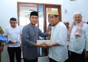 Wakil Bupati Labura, H. Samsul Tanjung, menyerahkan tali asih.