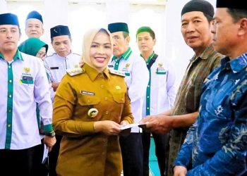 Bupati Labuhanbatu dr Hj Maya Hasmita saat menyerahkan zakat kepada warga.