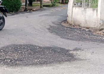 Kondisi jalan yang rusak.