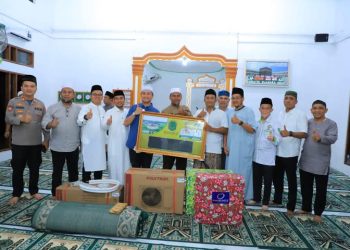 Bupati Labura, Hendriyanto Sitorus, foto bersama dengan kenaziran masjid.
