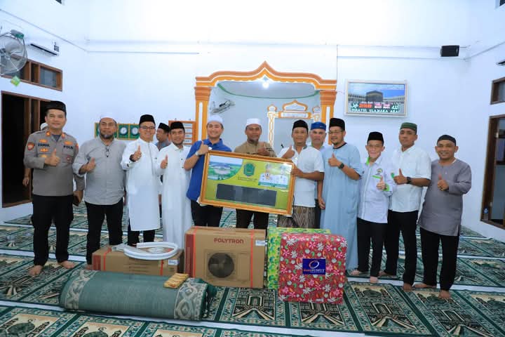 Bupati Labura, Hendriyanto Sitorus, foto bersama dengan kenaziran masjid.