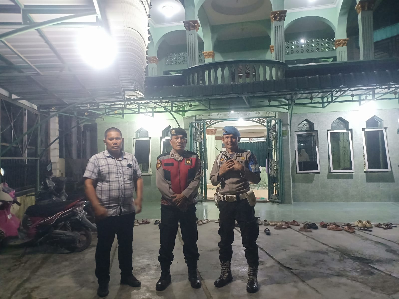 Personel Polres Tanjungbalai Lakukan Pengamanan dan Monitoring di Masjid